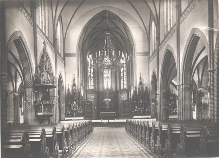 Zaglądamy do archiwum 100-letniej parafii franciszkańskiej!