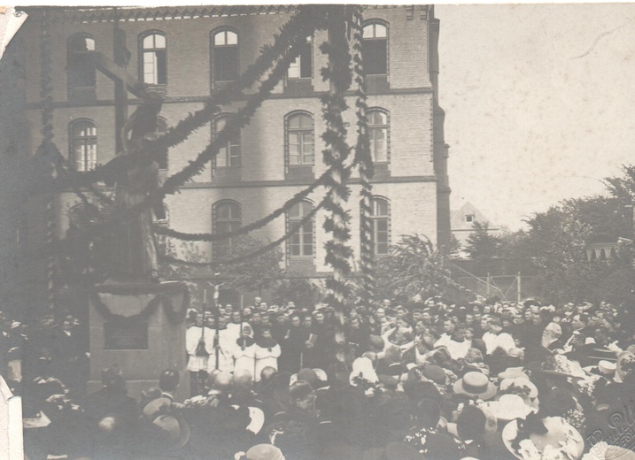 Zaglądamy do archiwum 100-letniej parafii franciszkańskiej!