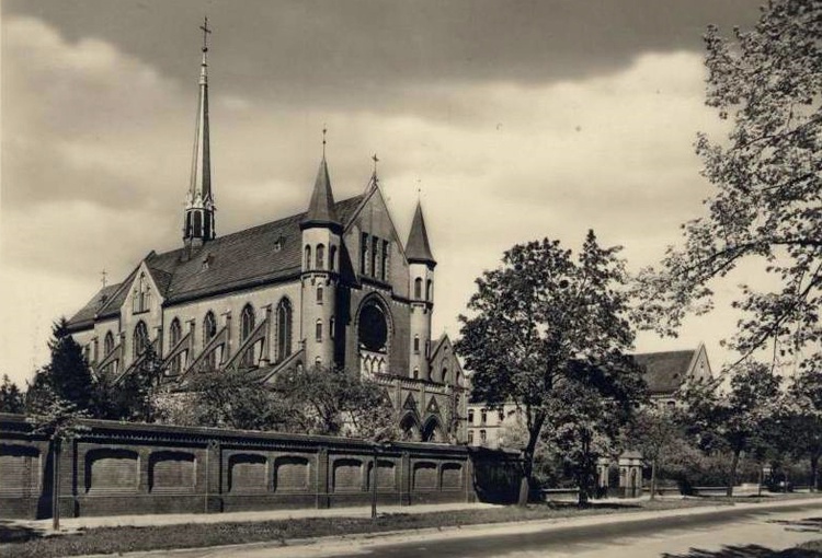 Zaglądamy do archiwum 100-letniej parafii franciszkańskiej!