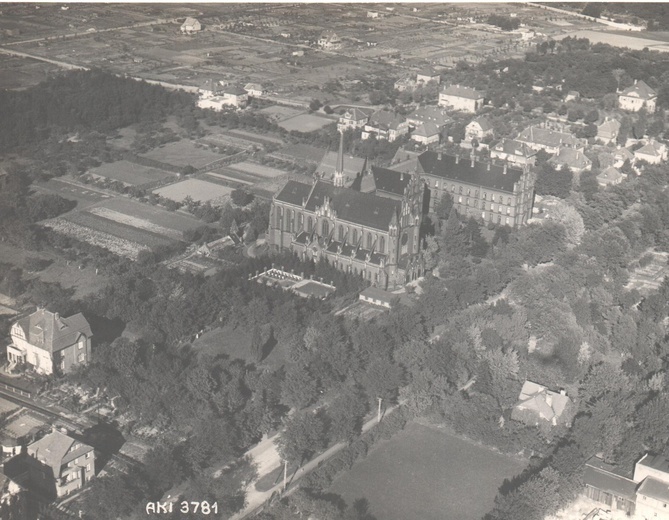 Zaglądamy do archiwum 100-letniej parafii franciszkańskiej!