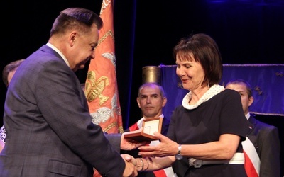 Małgorzata Zięba odebrała medal "Pro Masowia" od Adama Struzika, przyznany Specjalnemu Ośrodekowi Szkolno-Wychowawczemu dla Dzieci Niesłyszących im. Marii Grzegorzewskiej w Radomiu 