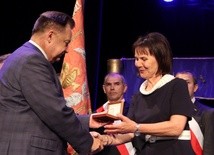 Małgorzata Zięba odebrała medal "Pro Masowia" od Adama Struzika, przyznany Specjalnemu Ośrodekowi Szkolno-Wychowawczemu dla Dzieci Niesłyszących im. Marii Grzegorzewskiej w Radomiu 