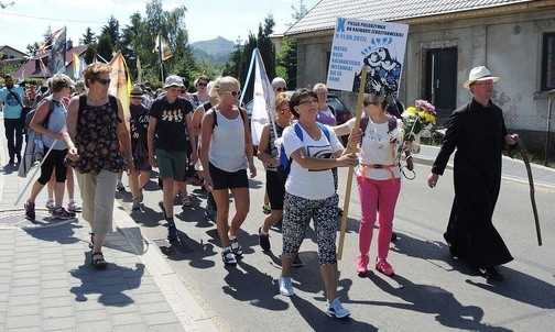 Mieszkańcy Cięciny po raz dziesiąty poszli pieszo do Kalwarii Zebrzydowskiej