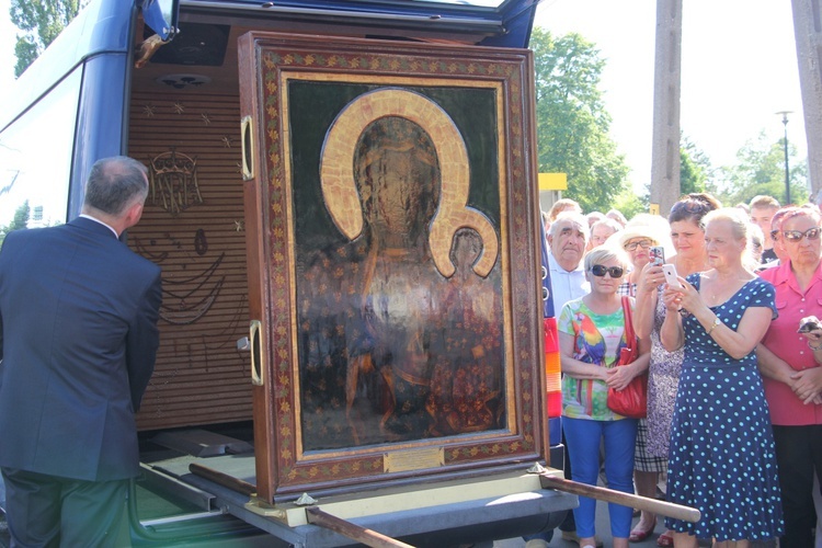 Powitanie ikony MB Częstochowskiej w parafii Chrystusa Dobrego Pasterza w Łowiczu