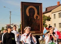 Obraz w procesji do kościoła niesie delegacja młodzieży