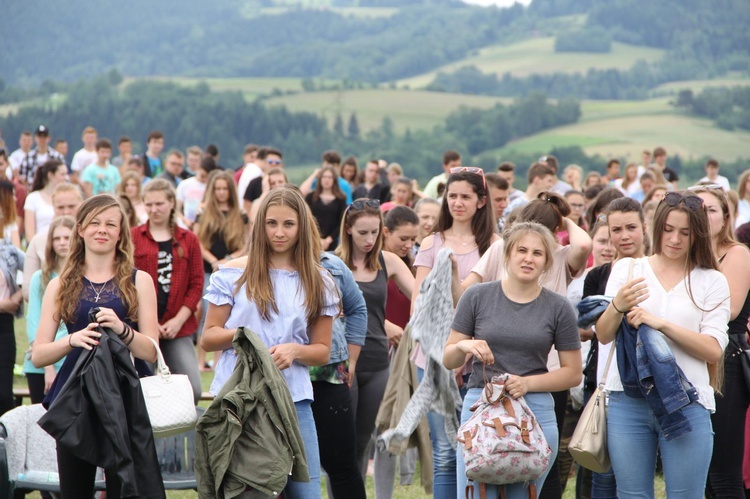 Bierzmowani przy ołtarzu papieskim