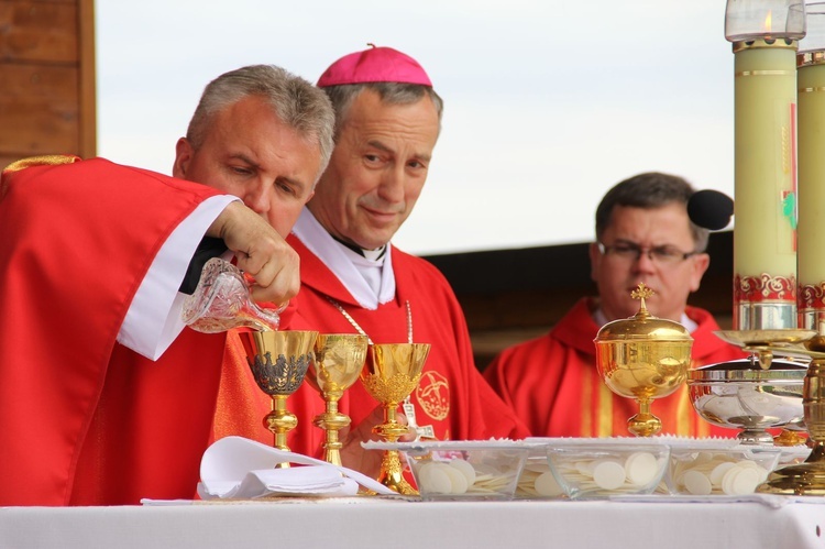 Bierzmowani przy ołtarzu papieskim