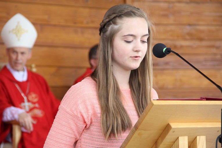 Bierzmowani przy ołtarzu papieskim