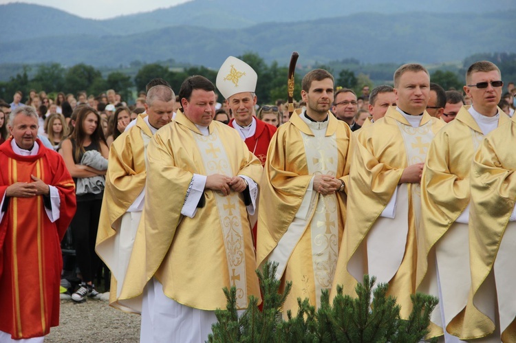 Bierzmowani przy ołtarzu papieskim