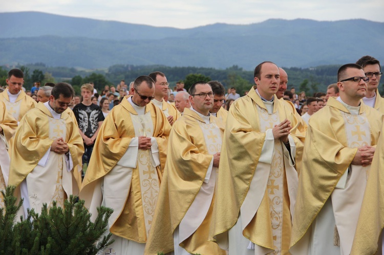 Bierzmowani przy ołtarzu papieskim