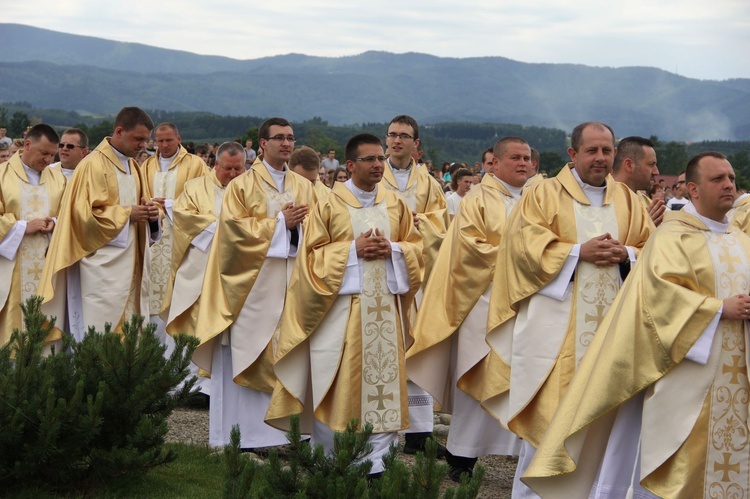 Bierzmowani przy ołtarzu papieskim