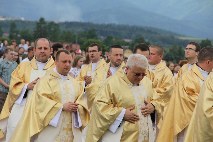 Bierzmowani przy ołtarzu papieskim