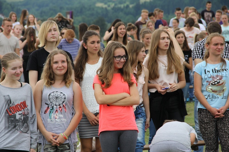 Bierzmowani przy ołtarzu papieskim