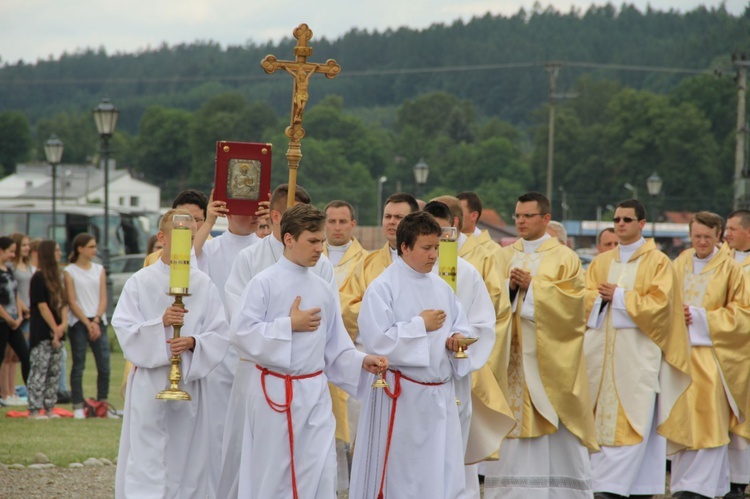 Bierzmowani przy ołtarzu papieskim