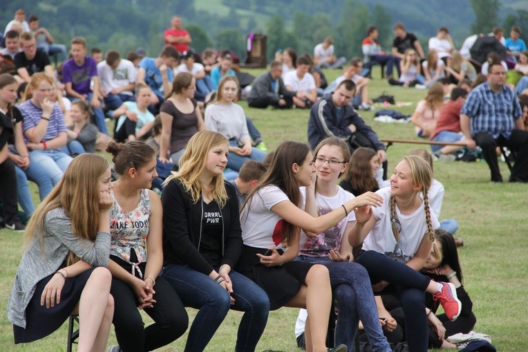 Bierzmowani przy ołtarzu papieskim