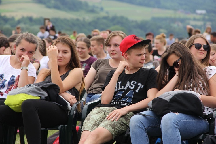 Bierzmowani przy ołtarzu papieskim