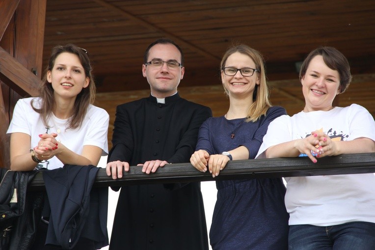 Bierzmowani przy ołtarzu papieskim