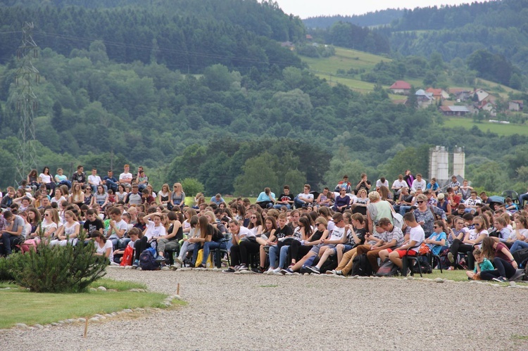 Bierzmowani przy ołtarzu papieskim