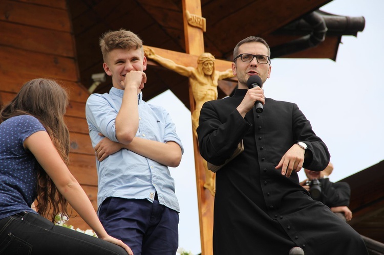 Bierzmowani przy ołtarzu papieskim