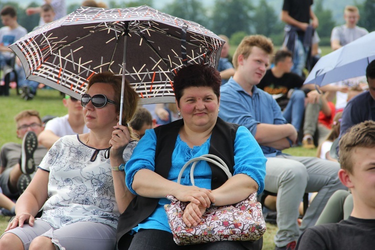 Bierzmowani przy ołtarzu papieskim