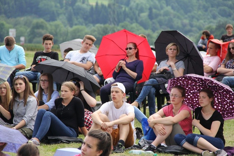 Bierzmowani przy ołtarzu papieskim