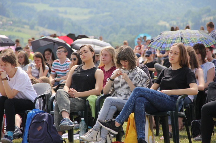 Bierzmowani przy ołtarzu papieskim