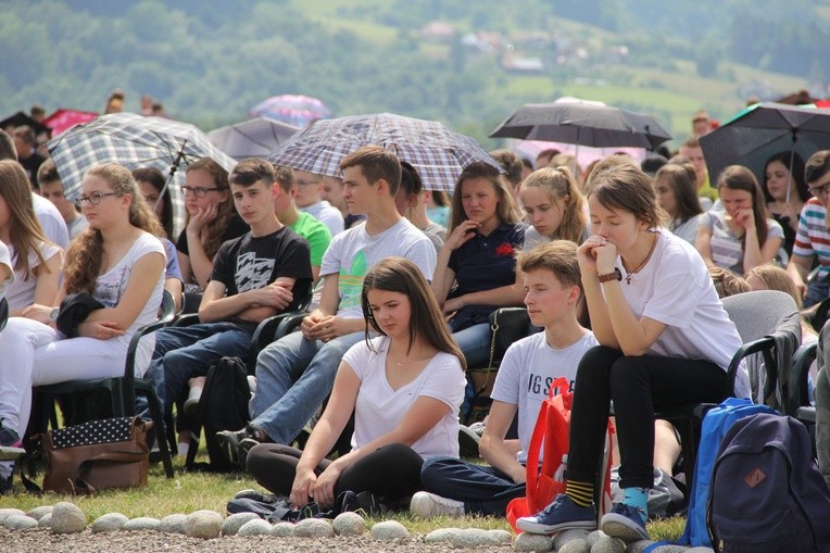 Bierzmowani przy ołtarzu papieskim