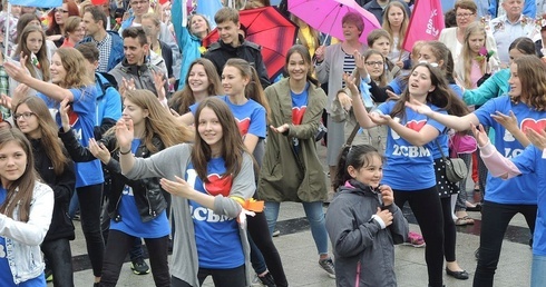 Uczniowie szkół Zgromadzenia Córek Bożej Miłości w tańcach lednickich na placu Chrobrego