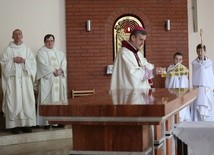 Podczas liturgii bp Roman Pindel konsekrował ołtarz i mury kościoła