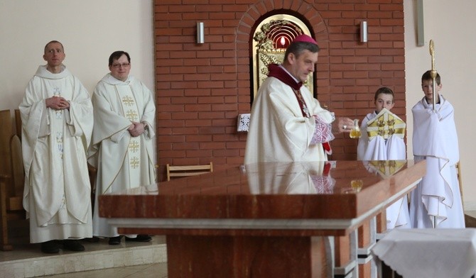 Podczas liturgii bp Roman Pindel konsekrował ołtarz i mury kościoła