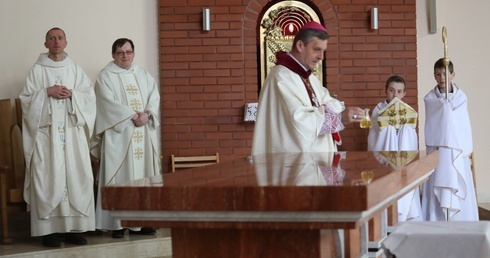 Podczas liturgii bp Roman Pindel konsekrował ołtarz i mury kościoła