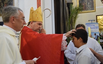 Podczas obchodów jubieluszowych młodzież z parafii przyjęla sakrament bierzmowania