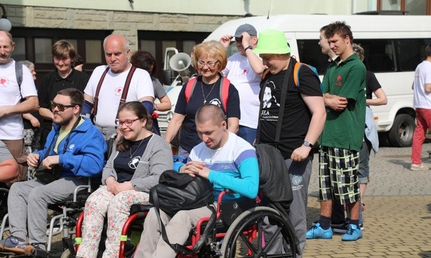 W pielgrzymce uczestniczyli niepełnosprawni pielgrzymi na wózkach