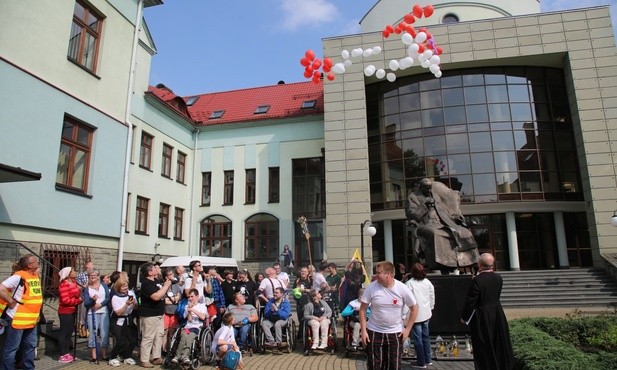 Pod papieskim pomnikiem w niebo pofrunął różaniec z bialo-czerwonych baloników...