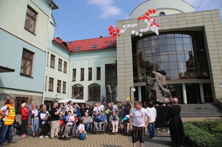 Pod papieskim pomnikiem w niebo pofrunął różaniec z bialo-czerwonych baloników...