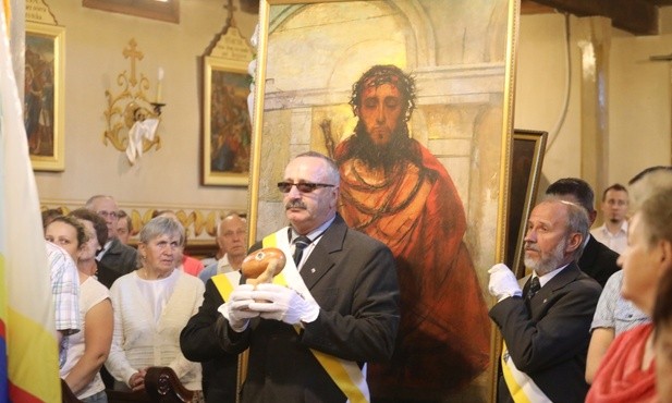 Uroczyste wprowadzenie relikwii i obrazów do kościoła w Gilowicach.
