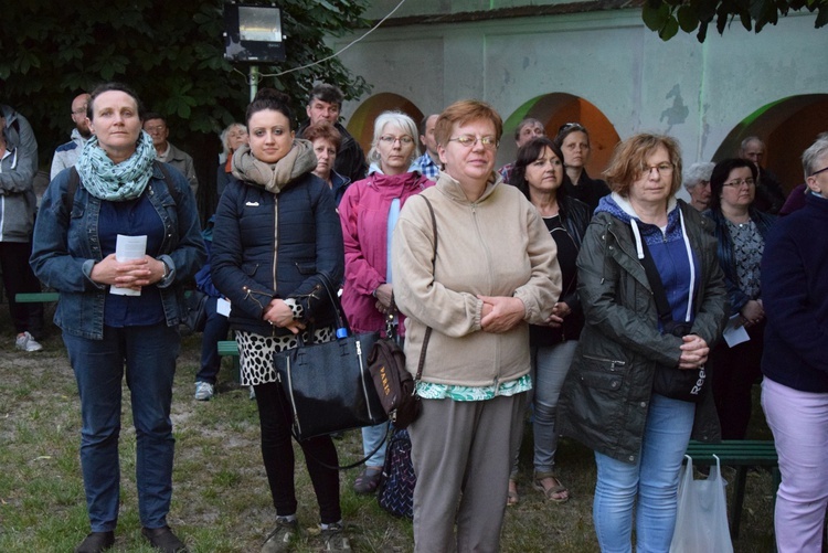 Nocna pielgrzymka z Miedniewic do Niepokalanowa