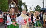 Bp Józef Zawitkowski i parafianki w strojach łowickich idą w procesji z ikoną jasnogórską