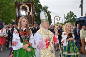 Bp Józef Zawitkowski i parafianki w strojach łowickich idą w procesji z ikoną jasnogórską