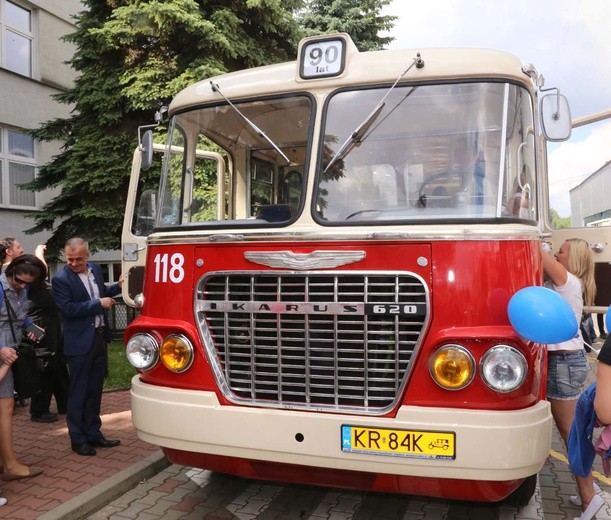 Przejazd starych autobusów