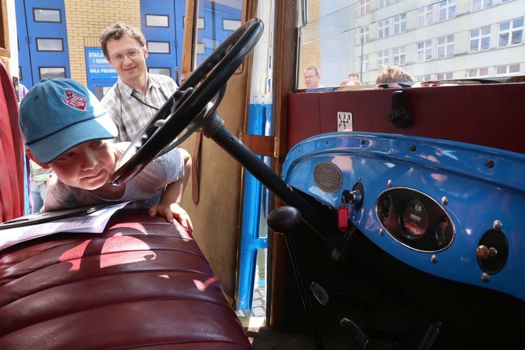 Przejazd starych autobusów