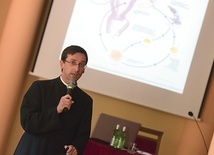 Ks. Robert Szwabowicz przedstawił klerykom proces przeprowadzania zabiegu in vitro.