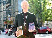 Bp Ignacy Dec z najnowszymi tomami swoich kazań i rozważań.