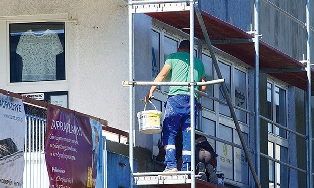 Zdecydowanie najwięcej obcokrajowców przyjeżdżających do Polski pracuje w przemyśle usługowym, głównie w budownictwie. Tylko niewielka część zakłada tu swoje firmy lub studiuje.