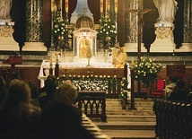 Od wschodu słońca aż do jego zachodu można odwiedzić Jezusa Eucharystycznego.