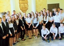 Uczniowie drugiej klasy gimnazjum w Ołpinach, którzy zbierali wspomnienia o ks. Janie Ślęzaku, patronie szkoły.