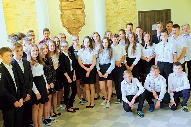 Uczniowie drugiej klasy gimnazjum w Ołpinach, którzy zbierali wspomnienia o ks. Janie Ślęzaku, patronie szkoły.
