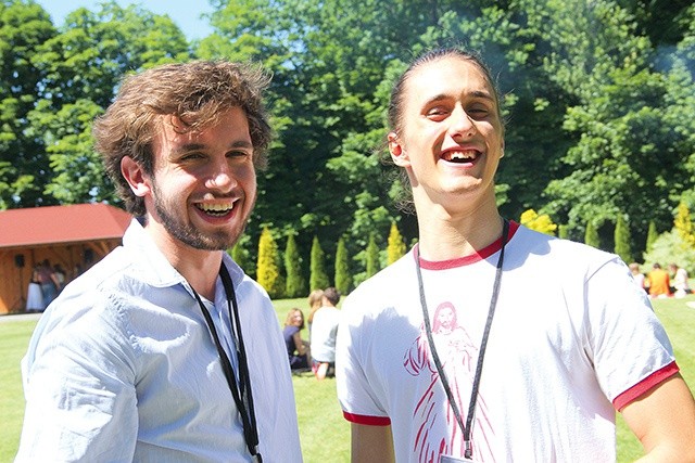Maciej i Łukasz, animatorzy z Tuchowa, dzielą się radością.  