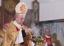 ▲	Arcybiskup po namaszczeniu ołtarza olejami, dokonał jego okadzenia.
