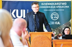 ▲	Konferencję otworzył ks. prof. S. Fel, dziekan Wydziału Nauk Społecznych KUL. Odbyła się ona 6 czerwca w sali, w której przez lata etykę wykładał ks. prof. Karol Wojtyła.